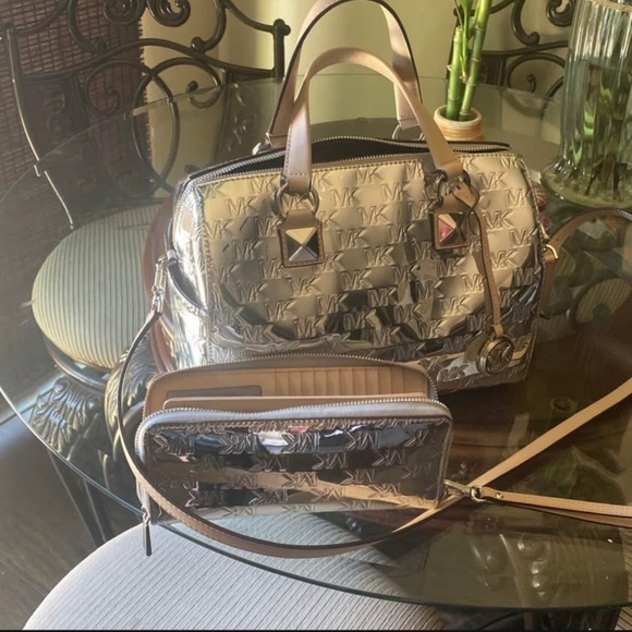 Michael Kors purse - Picture 1 of 5